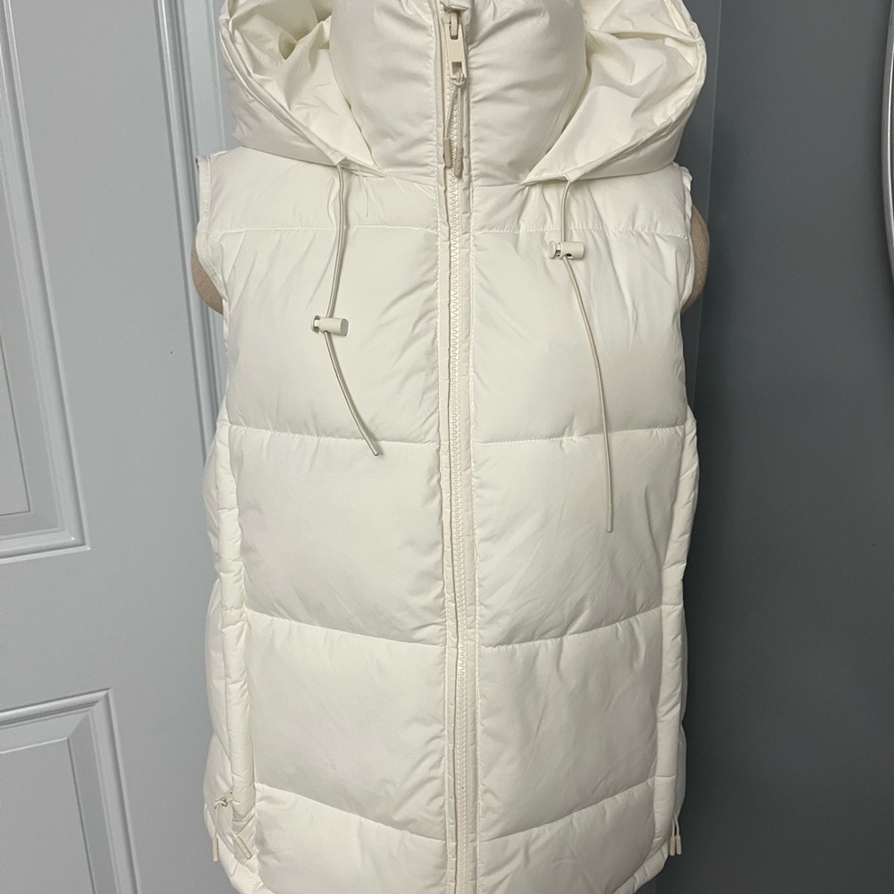 0097–NWT Elegant Women's White Puffer Vest